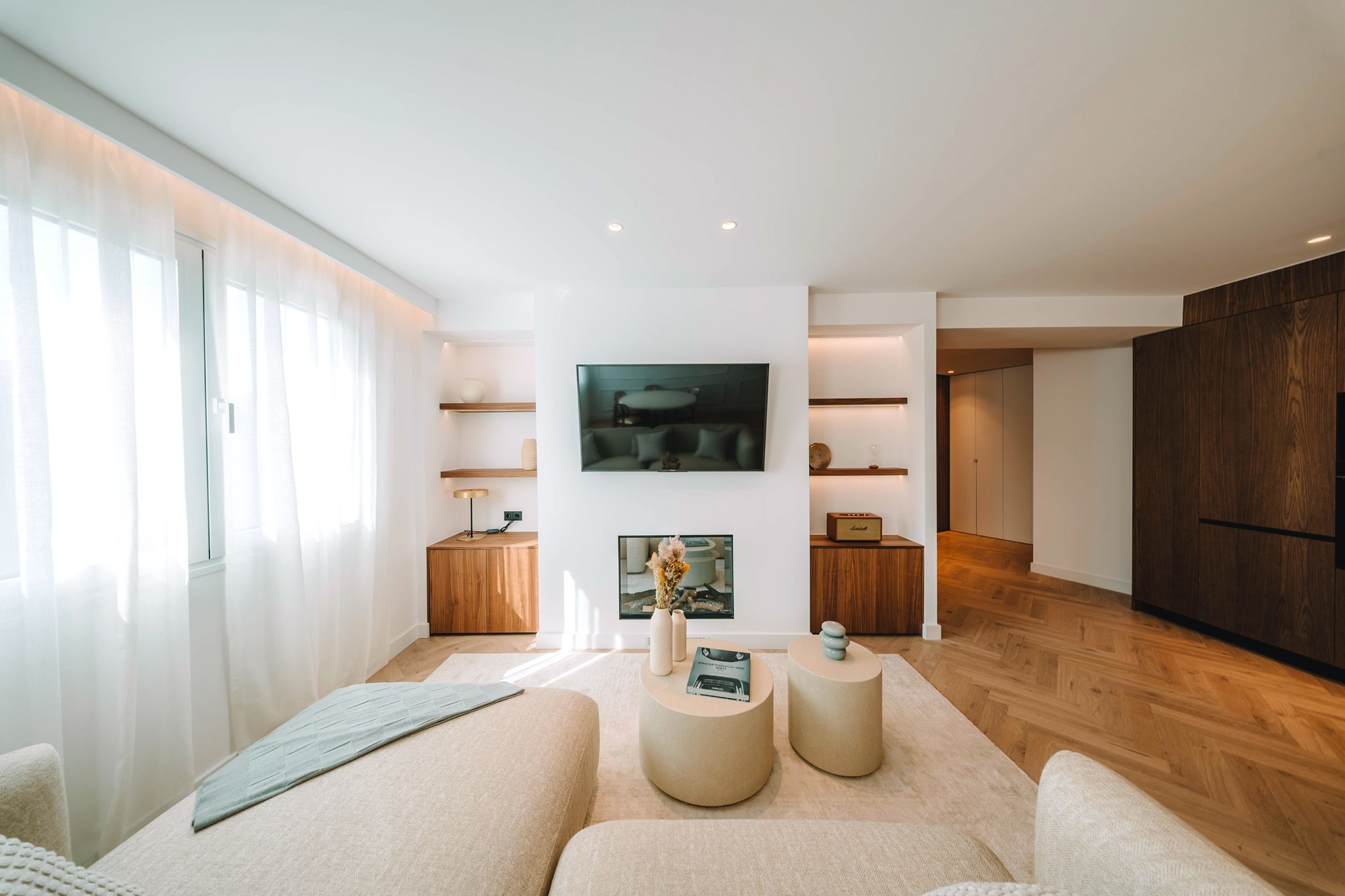 Bright living room with fireplace and built-in shelving in a renovated Palma home