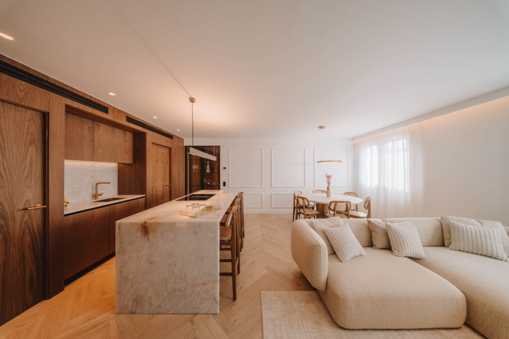 Turnkey apartment in Mallorca: open-plan walnut kitchen with marble island and living area