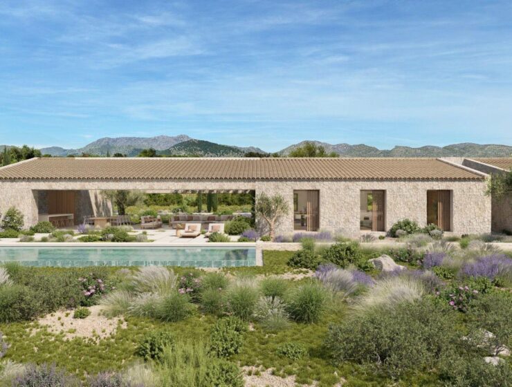 Proyecto de villa Can Gat: casa de piedra de una planta con piscina y la Serra de Tramuntana al fondo