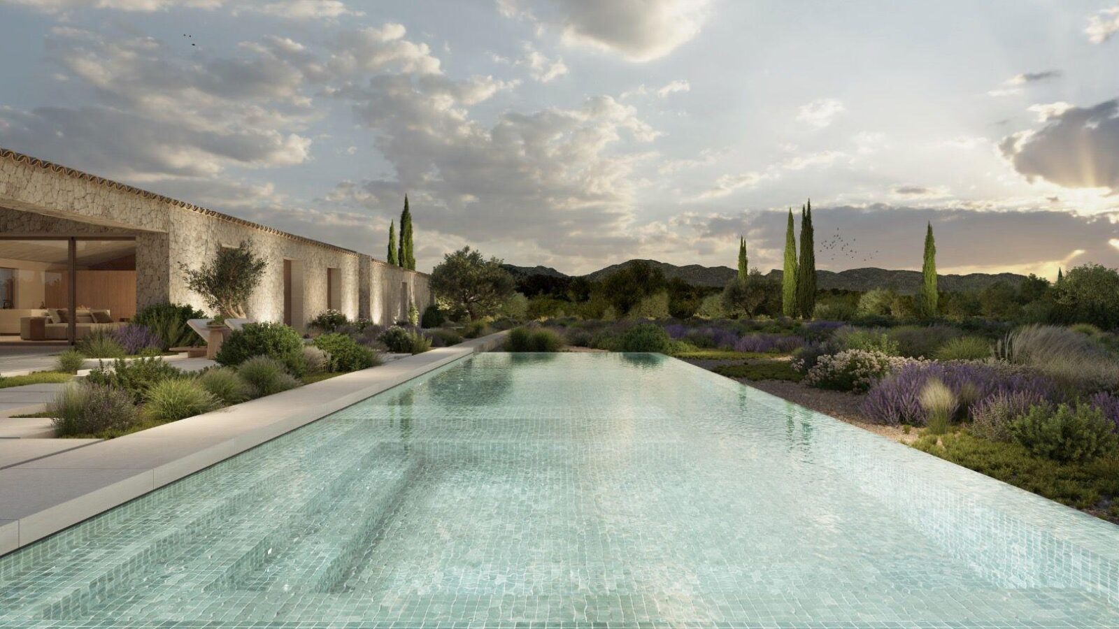 Gran piscina exterior al atardecer