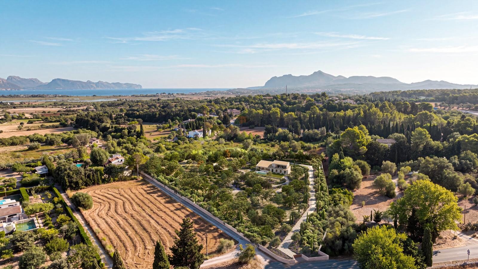 Vista aérea del campo junto a Port de Pollença hacia la montaña