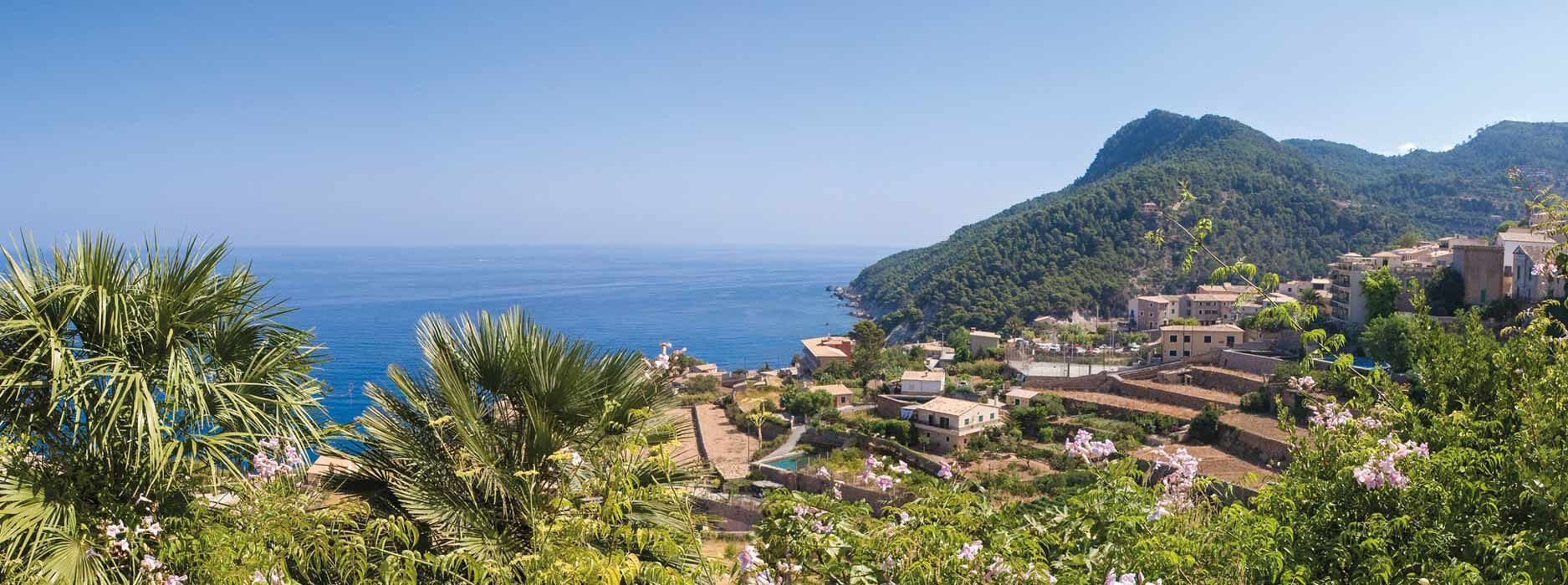 Pueblo costero y terrazas de cultivo en la Serra de Tramuntana, Mallorca