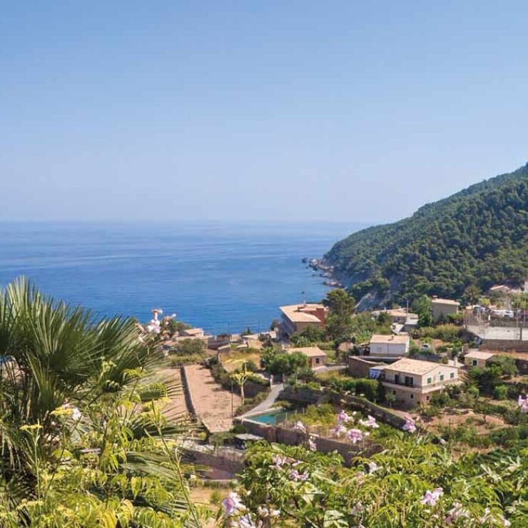 Pueblo costero y terrazas de cultivo en la Serra de Tramuntana, Mallorca