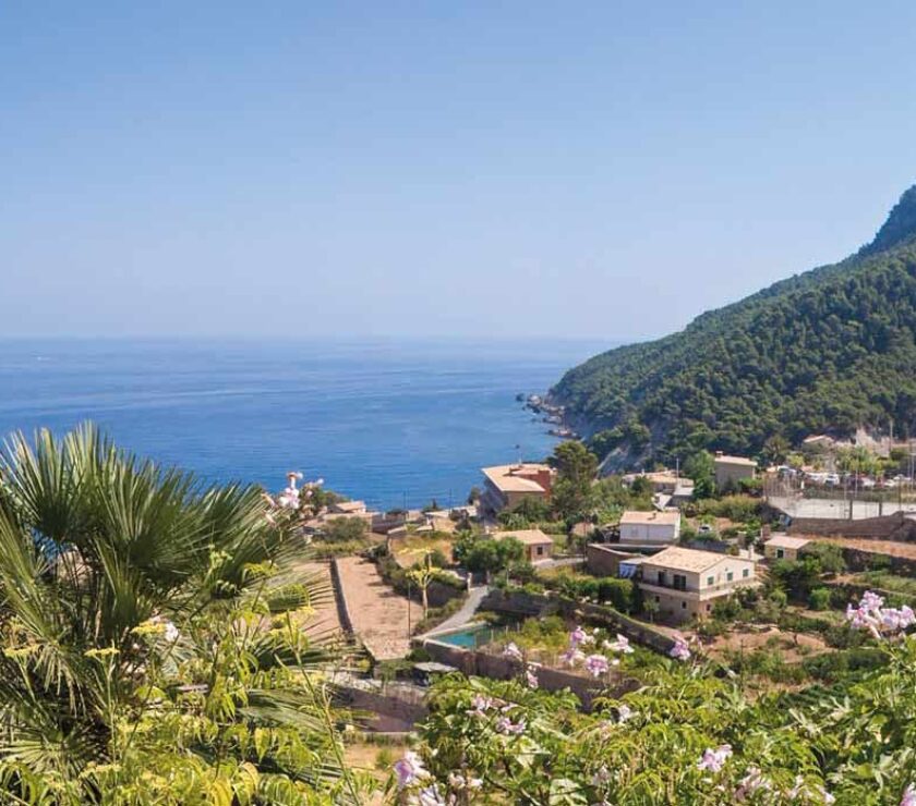 Pueblo costero y terrazas de cultivo en la Serra de Tramuntana, Mallorca