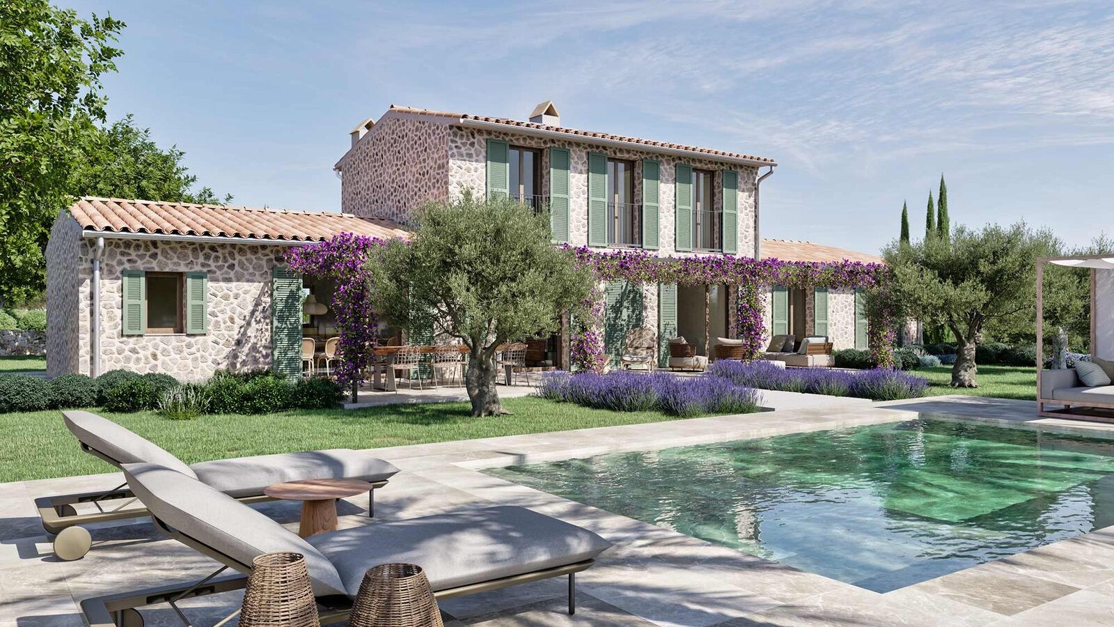 Fachada de piedra con contraventanas verdes, piscina de aguas verdosas, tumbonas y lavanda bajo un cielo azul