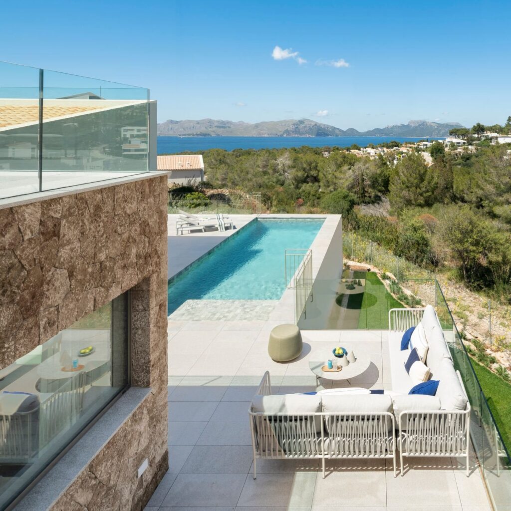 Terraza con piscina y vistas a la bahía de Pollença y la sierra de Tramuntana, en el norte de Mallorca