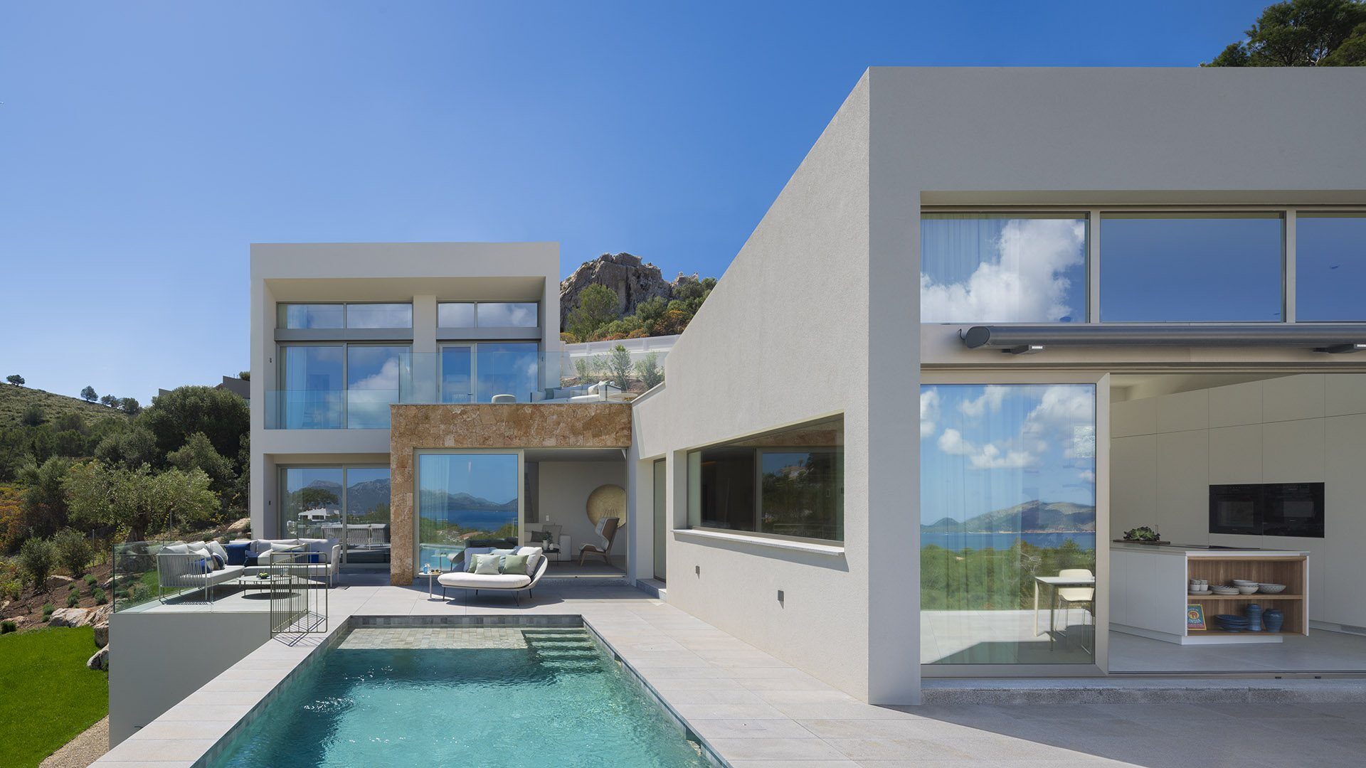 Villa contemporánea con piscina y piedra natural en el norte de Mallorca