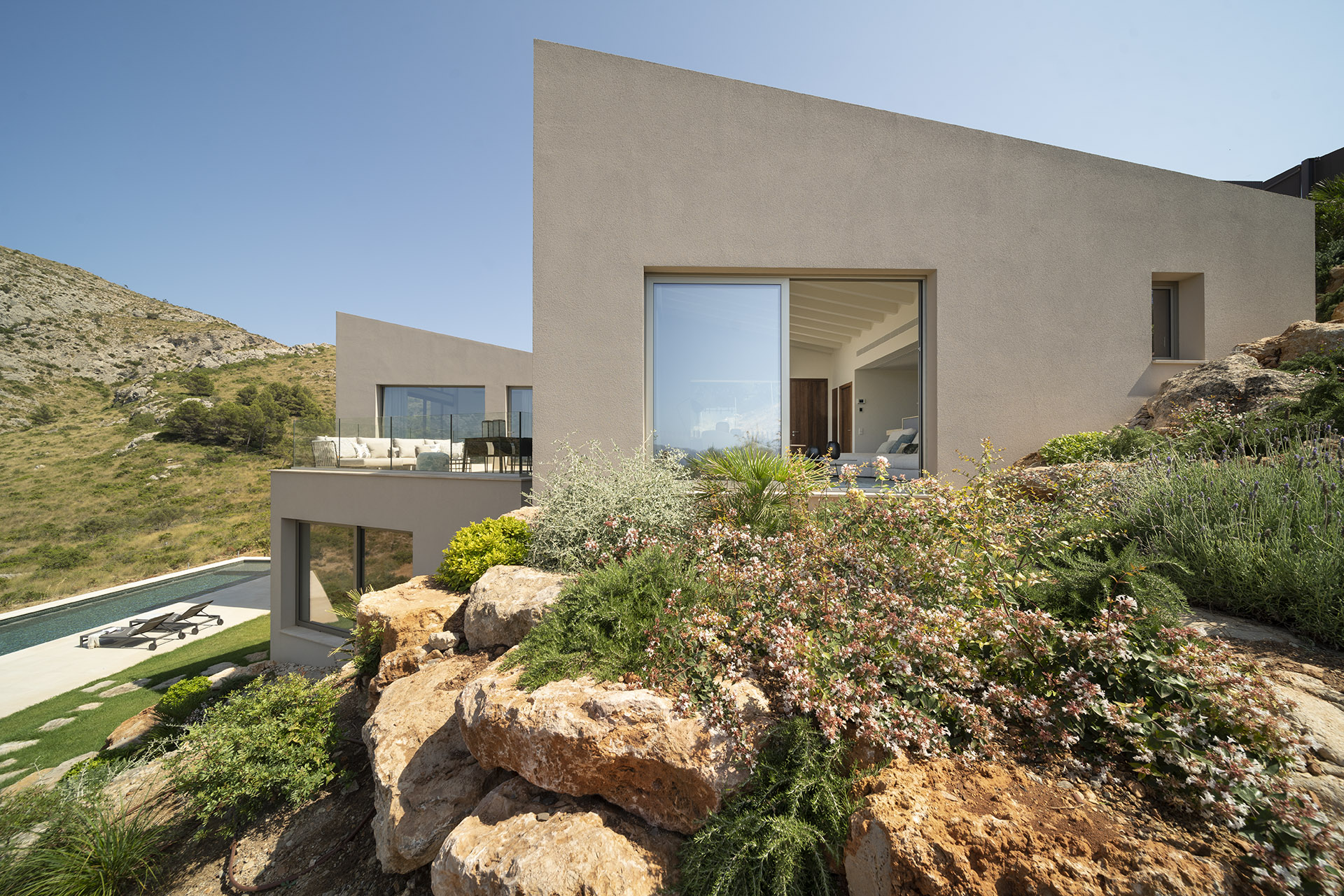 Villa contemporánea en suelo rústico de Mallorca: antes de legalizar construcciones ilegales hay que revisar cada edificación